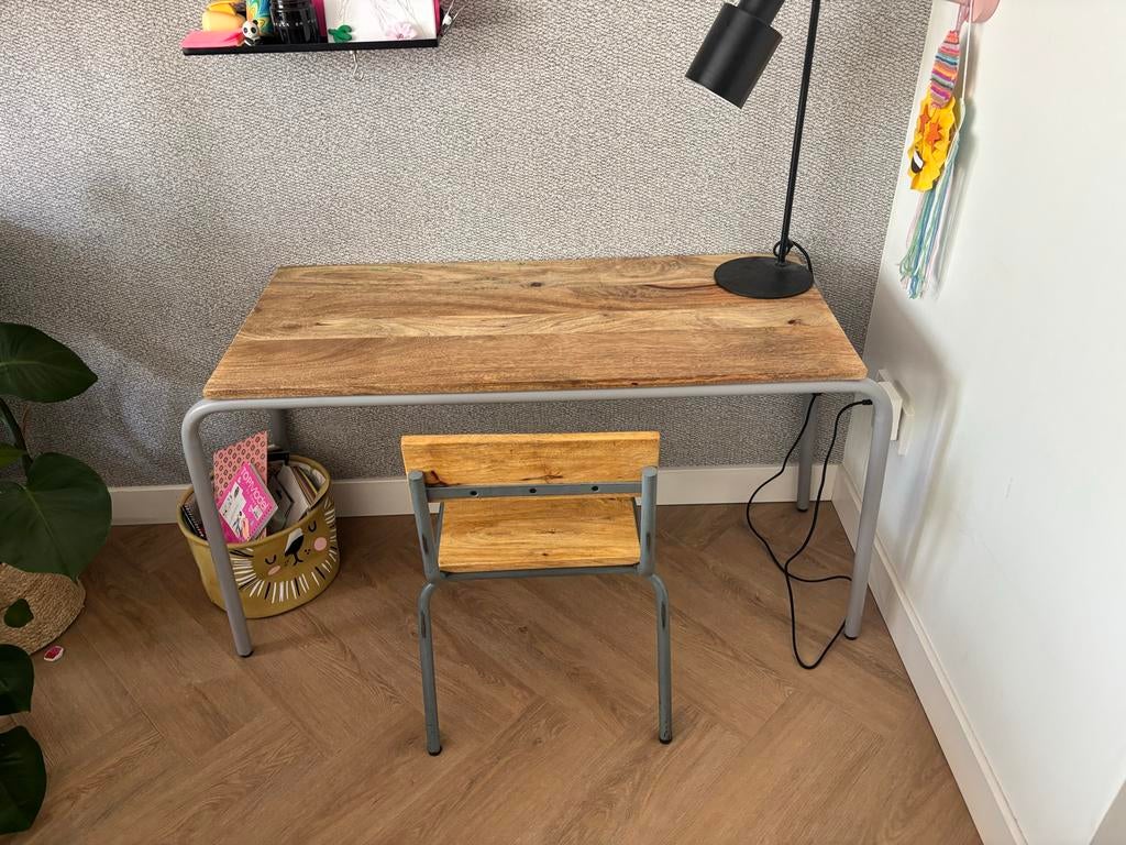 Mooi Kinder bureau met stoel, Ophalen, Gebruikt, Tafel(s) en Stoel(en)