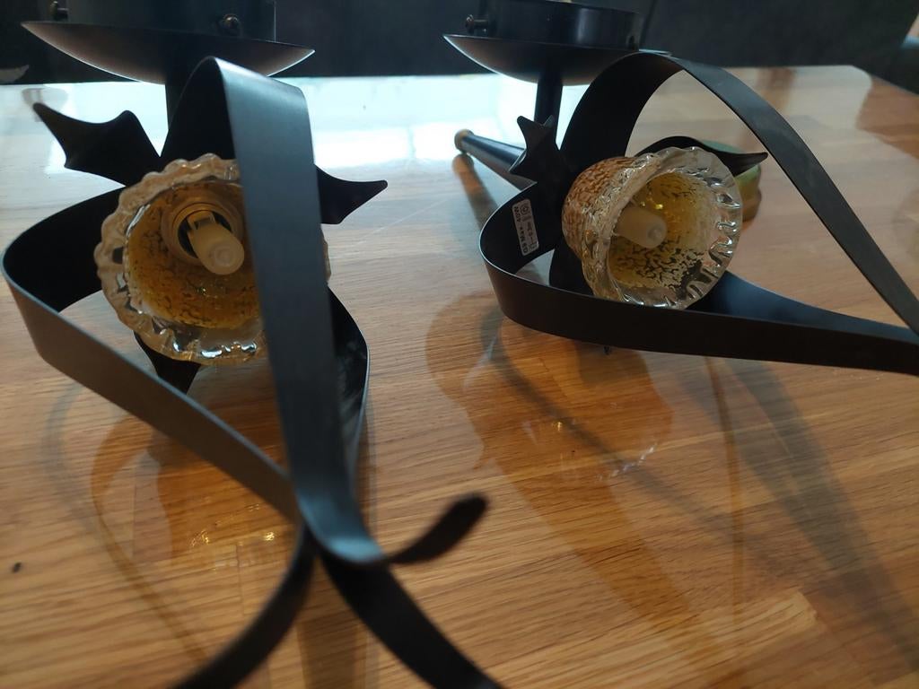Twee wandlampen met zwart metaal en geribbeld glas, Ophalen