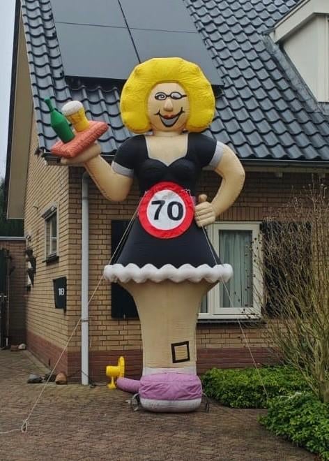 Sara Penny Opblaasfiguur, Ophalen, Verjaardag