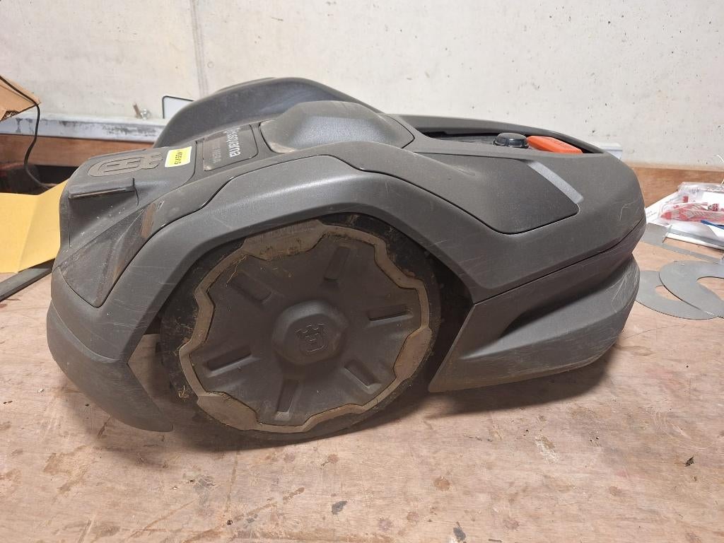 Husqvarna 310e Nera met sattelietontvanger maairobot, Tuin en Terras, Ophalen, Bestuurbaar via app, Zo goed als nieuw, 20 tot 25 cm