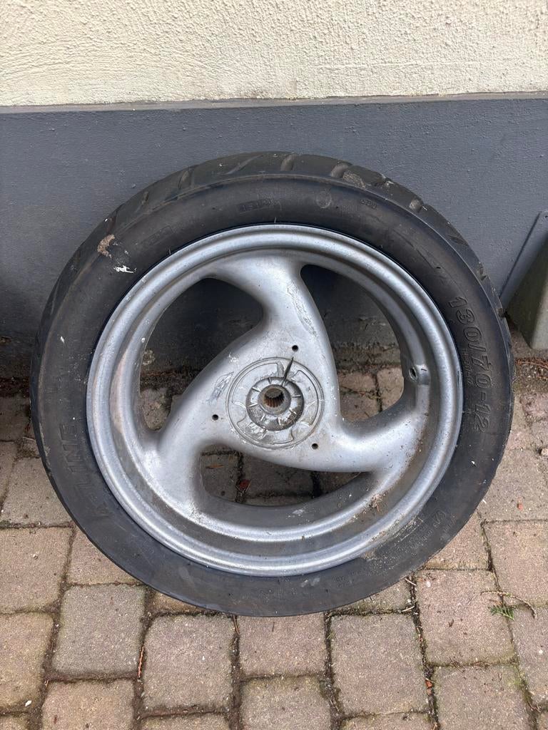 Achterwiel Peugeot Vivacity - lekke band, lichte velgschade, Fietsen en Brommers, Brommeronderdelen | Scooters, Ophalen, Gebruikt
