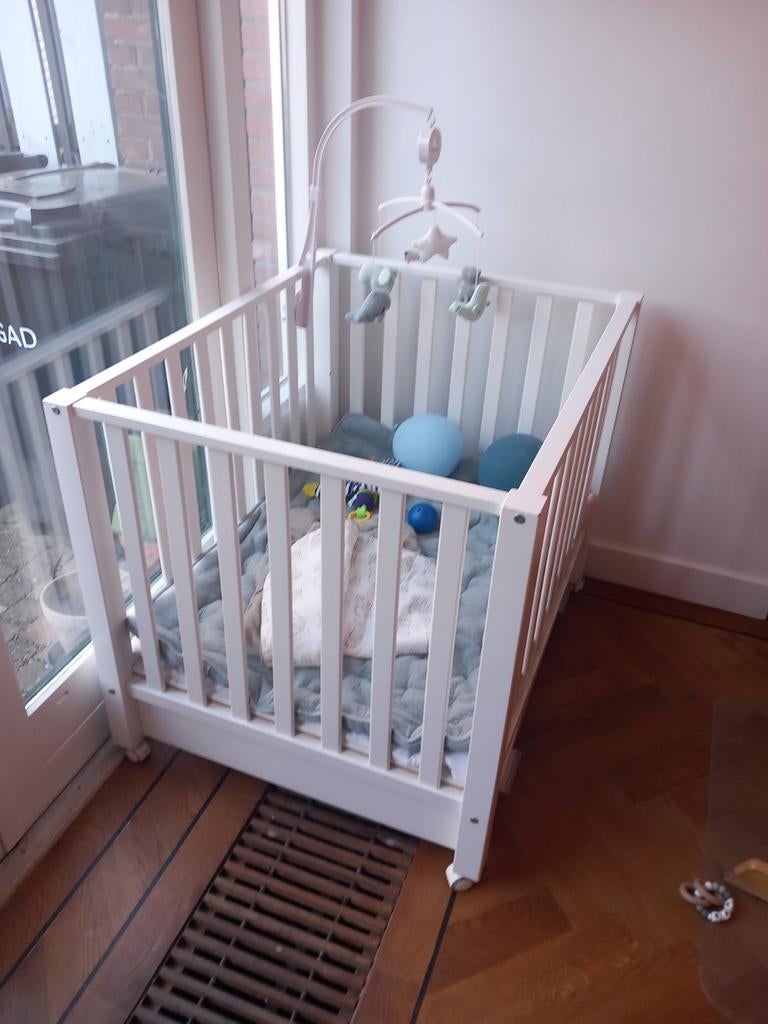 Witte box in goede staat met wieltjes, Kinderen en Baby's, Boxen, Ophalen, Zo goed als nieuw, Vierkant, Wieltjes