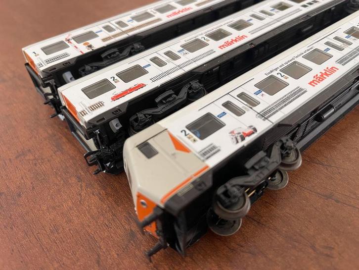 ** NIEUWSTAAT ** Märklin ** 3x STAND / PERSONENRIJGEN **, Hobby en Vrije tijd, Modeltreinen | H0, Zo goed als nieuw, Wagon, Wisselstroom