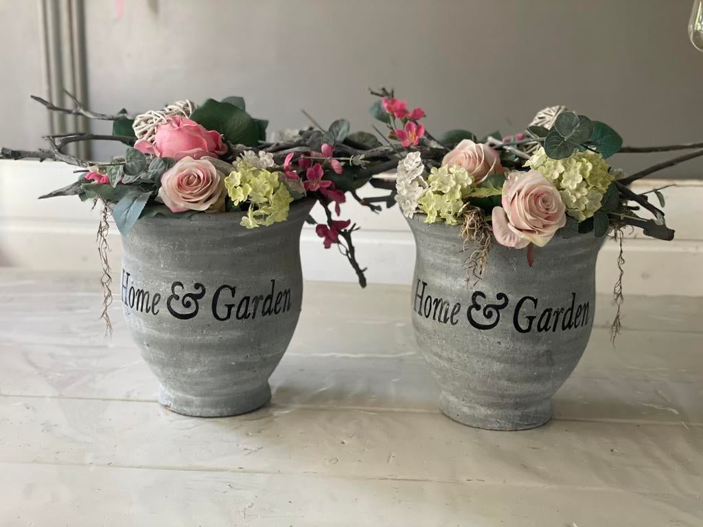 Twee opgemaakte potten met kunstbloemen Home & Garden, Ophalen, Zo goed als nieuw
