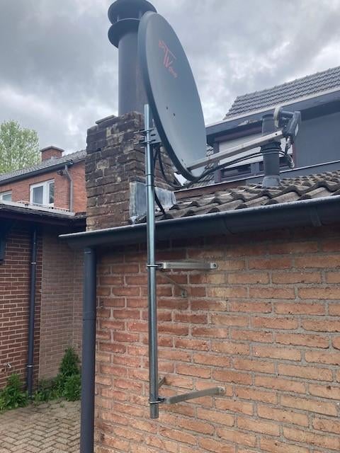 Satellietschotel met 2 x LNB en muurbevestiging, Audio, Tv en Foto, Schotelantennes, Ophalen, Zo goed als nieuw, (Schotel)antenne
