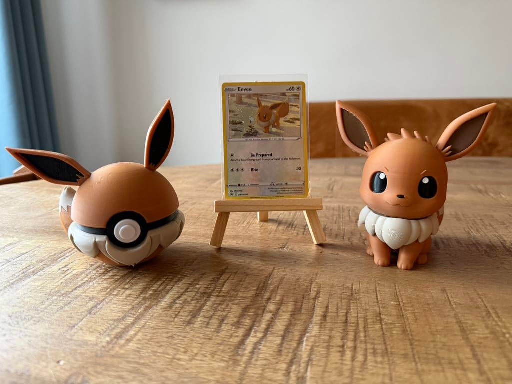 Eevee pokemon kaart + kaart standaard + figure + pokeball, Verzamelen, Ophalen of Verzenden, Nieuw