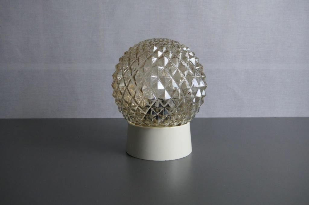 Plafonnière met glazen kap met retro-flecterende reliëf, Ophalen of Verzenden, Zo goed als nieuw, Glas, Vintage