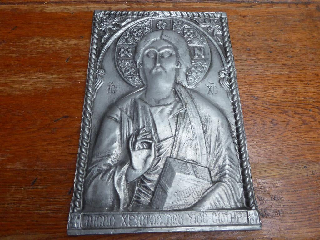 Metalen plaquette van Christus Pantocrator.