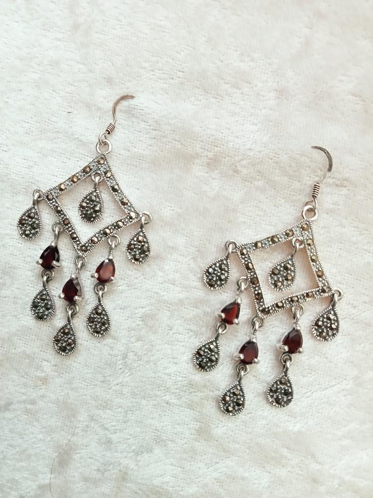 Mooie Lange Zilveren Oorstekers met Granaten en Markesiet, Sieraden, Tassen en Uiterlijk, Antieke sieraden, Verzenden, Zilver