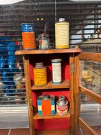 Miniatuur houten vitrine met vintage olie blikjes, Verzamelen, Ophalen of Verzenden, Overige typen