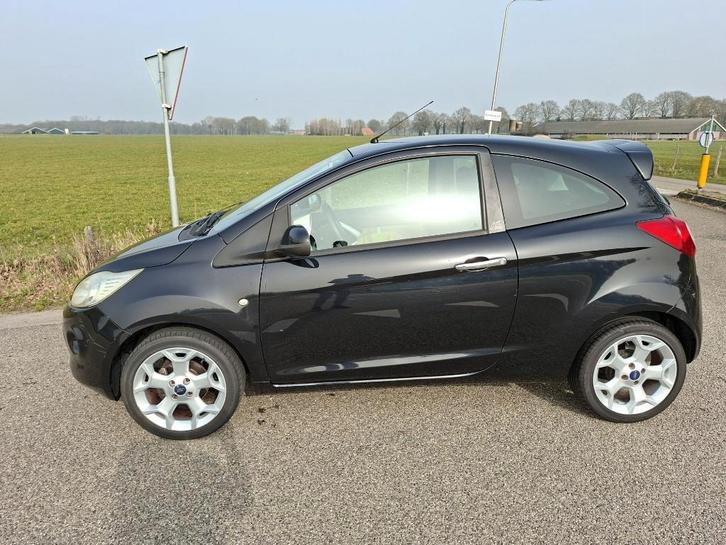 Ford Ka 1.2 51KW 2010 Titanium Zwart met 16 inch velgen, Auto's, Ford, Particulier, Ka, Airbags, Airconditioning, Centrale vergrendeling