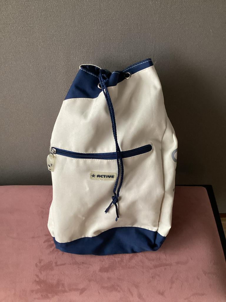 Witte met blauwe details trekkoordtas - Active rugzak sport, Overige merken, Gebruikt, 25 tot 40 cm, Ophalen of Verzenden