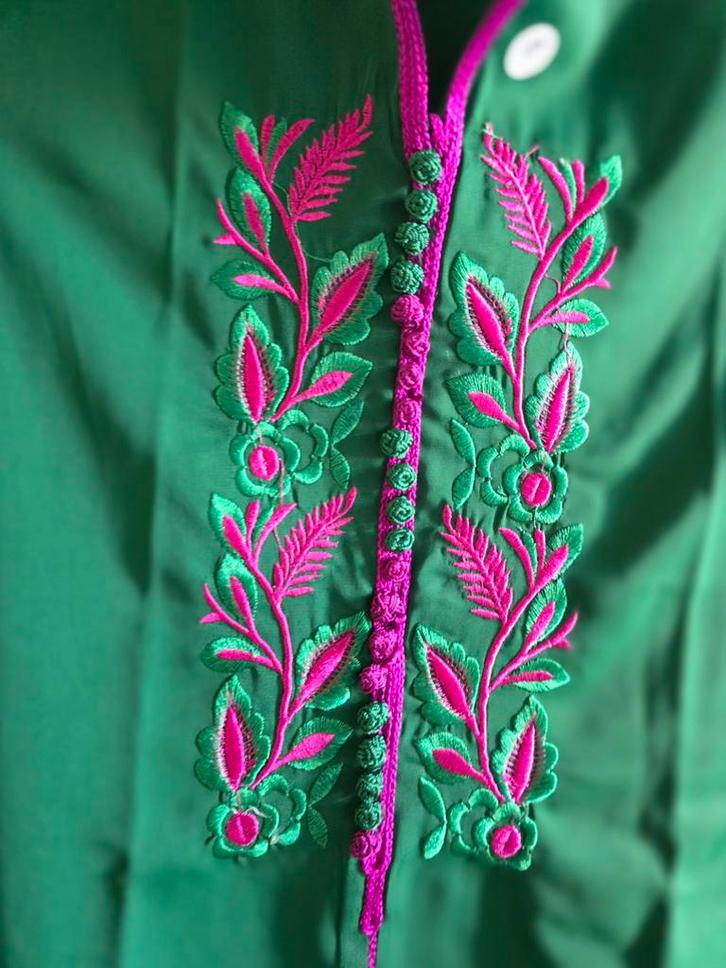 Groene Kaftan met Roze Borduurwerk, Kinderen en Baby's, Kinderkleding | Maat 104, Nieuw, Meisje, Jurk of Rok, Ophalen of Verzenden