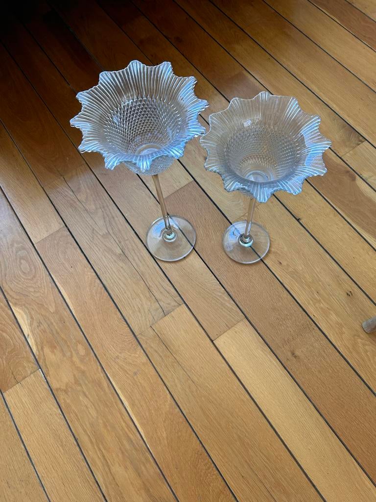 Twee elegante glazen windlichten op voet, Overige kleuren, Ophalen of Verzenden, Minder dan 50 cm, Glas