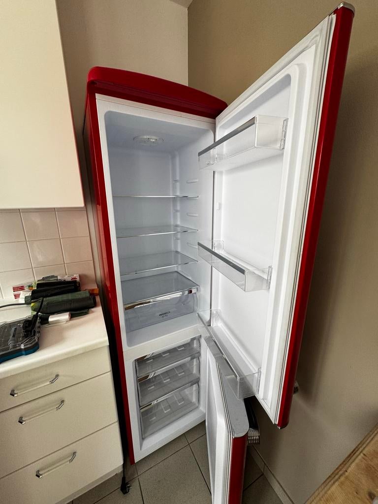 Rode koelkast met vriezer, 150 tot 200 liter, Gebruikt, Met aparte vriezer, 45 tot 60 cm