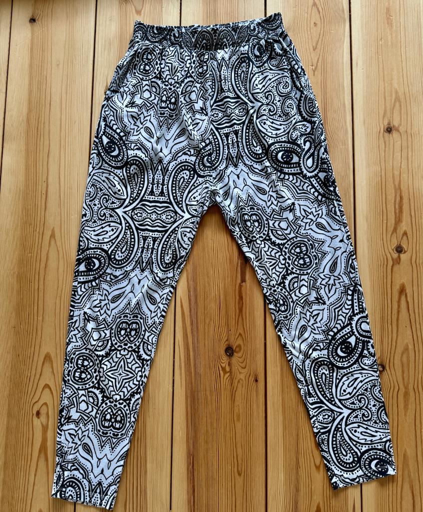 Harem Broek Monki - XS / Small (maat 34 36) - Zwart Wit, Zwart, Ophalen of Verzenden, Zo goed als nieuw, Monki