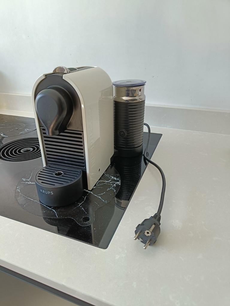 Nespresso Krups Cities & Milk met Melkopschuimer, Gebruikt, Espresso apparaat, Ophalen of Verzenden, Koffiepads en cups