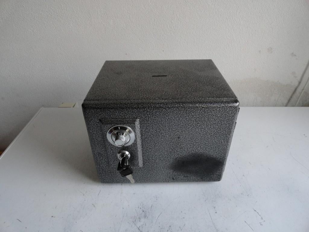 Spaarpot, oude spaarpot van Rabobank in vorm kluis, Verzamelen, Spaarpotten, Ophalen of Verzenden, Gebruikt, Metaal of Blik, Overige thema's