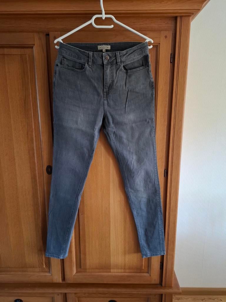Grijze jeans, Ophalen of Verzenden, Zo goed als nieuw, W30 - W32 (confectie 38/40), Grijs