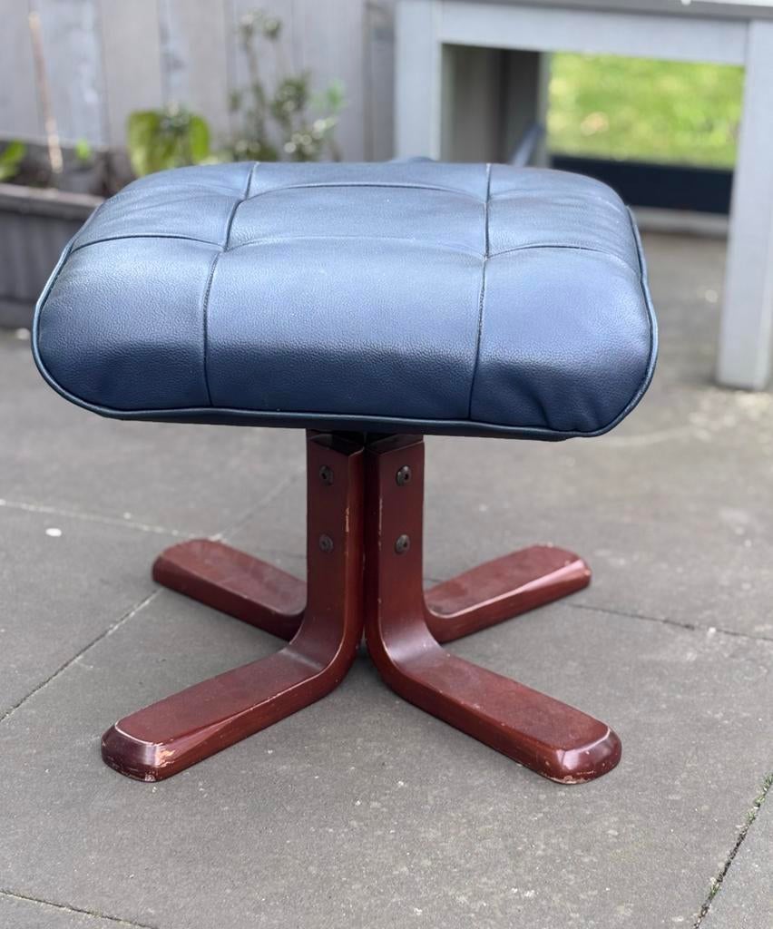 Voetenbankje met donkerblauw kussen, Huis en Inrichting, Ophalen, Minder dan 50 cm, Gebruikt, Vierkant