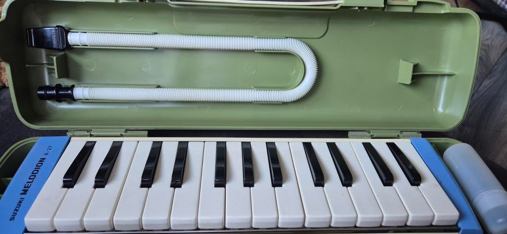 Suzuki Melodion A-27 met koffer, Ophalen