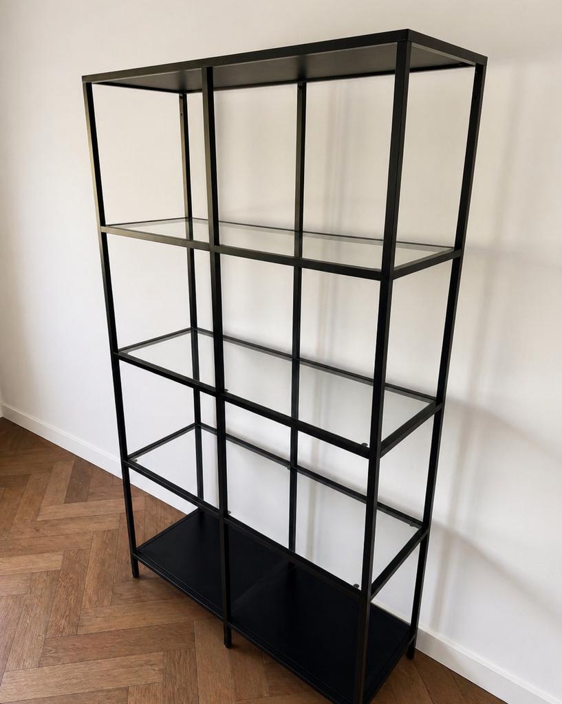 Zwart metalen rek met glazen planken, Huis en Inrichting, Kasten | Boekenkasten, Ophalen, Met plank(en), 50 tot 100 cm, Zo goed als nieuw