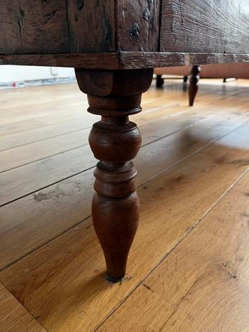 Antieke Salontafel met Karakter beschikbaar voor biedingen