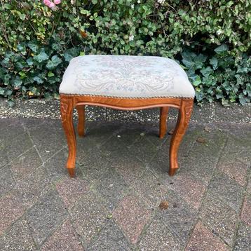 Vintage voetenbankje beschikbaar voor biedingen