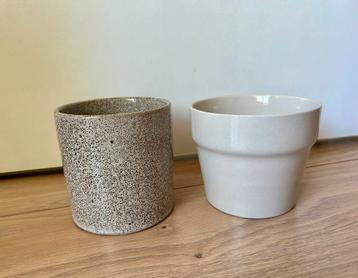 2 flower pots beschikbaar voor biedingen