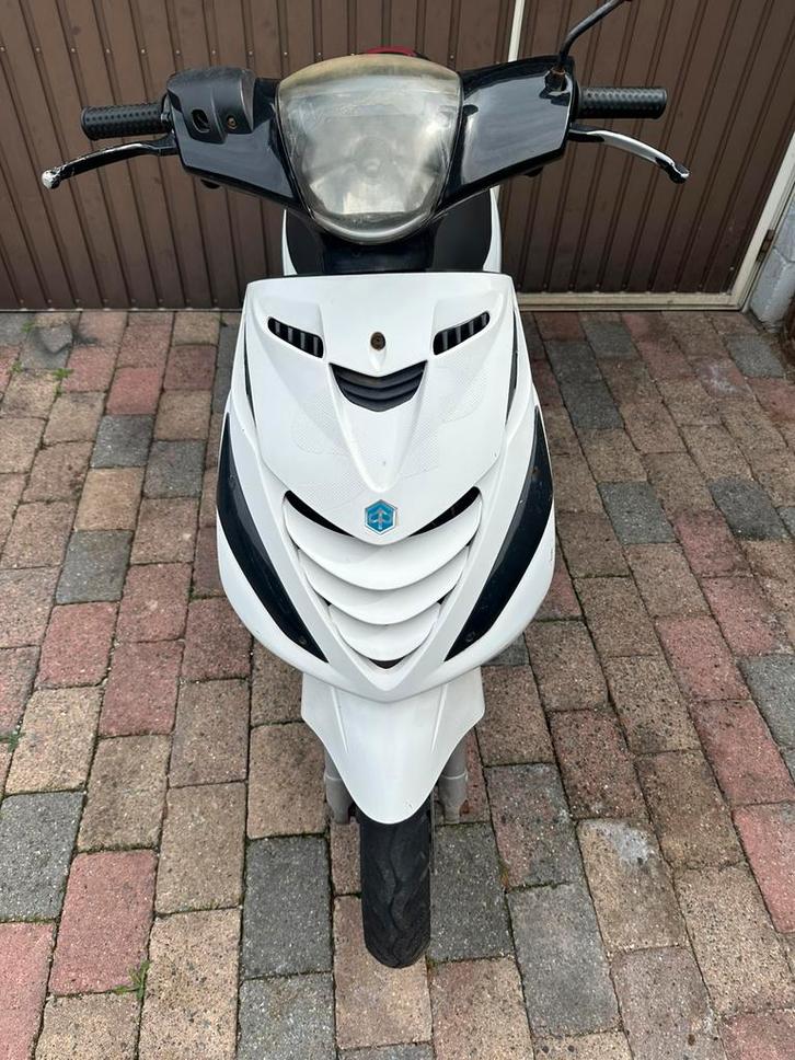 Piaggio zip 4T snor 2009,rijdt 45kmh,start en rijd gewoon, Fietsen en Brommers, Scooters | Piaggio, Gebruikt, Zip, Maximaal 25 km/u