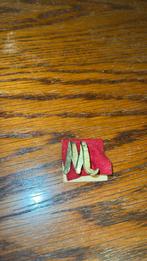 Nieuw goudkleurige broche letter M, Ophalen of Verzenden, Nieuw, Overige materialen