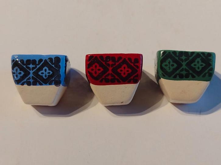 vierkant keramisch bloempotje met gekleurde decoratie rand ., Verzamelen, Poppenhuizen en Toebehoren, Nieuw, Gebruiksvoorwerp