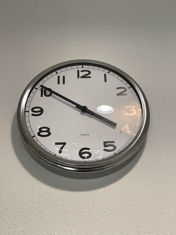 Stijlvolle Analoge Wandklok beschikbaar voor biedingen