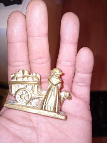 Antiek Messing Figuur - Vrouw met Kar beschikbaar voor biedingen