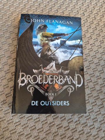 John Flanagan - De outsiders beschikbaar voor biedingen