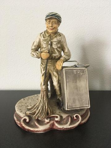 Vintage beeld Stratenveger beschikbaar voor biedingen