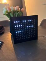 Woordklok - smart klok met woorden, Huis en Inrichting, Woonaccessoires | Klokken, Ophalen of Verzenden, Nieuw, Digitaal, Wekker of Tafelklok