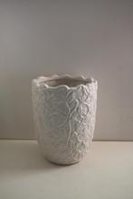 Grote witte vaas/ bloempot met decoraties., Wit, Aardewerk of Porselein, Ophalen of Verzenden, Zo goed als nieuw