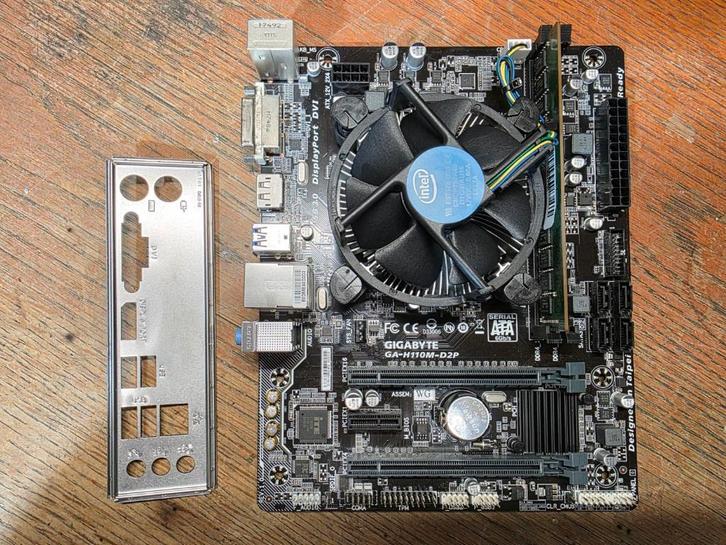 te koop:Gigabyte H110M-D2P Moederbord + Core i5 + 8GB RAM, Computers en Software, Moederborden, Gebruikt, DDR3, Ophalen of Verzenden