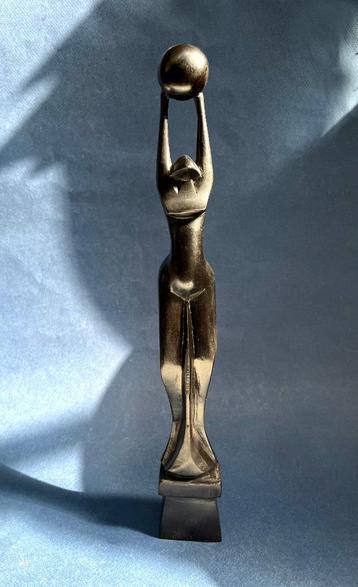 Art Deco palissander beeld naakte vrouw met bal  beschikbaar voor biedingen