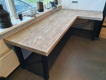 Uniek bureau van steigerhout met industrieel onderstel staal