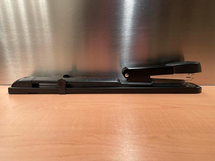 Langarm Nietmachine - Perfect voor grote documenten!, Diversen, Bureau-accessoires, Gebruikt, Ophalen of Verzenden