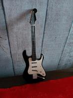 Miniatuur elektrische gitaar., Ophalen of Verzenden, Gebruikt, Pop, Beeldje of Miniatuur