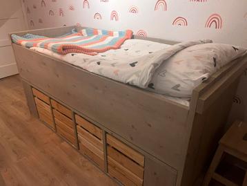 Prachtig kinderbed steigerhout greywash beschikbaar voor biedingen