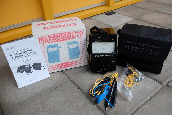 Analoge megohmmeter ESO202-2G, Doe-het-zelf en Verbouw, Meetapparatuur, Zo goed als nieuw, Elektriciteit, Ophalen of Verzenden