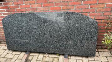 Tafel met natuursteenblad beschikbaar voor biedingen