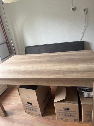  mooie stevige tafel beschikbaar voor biedingen