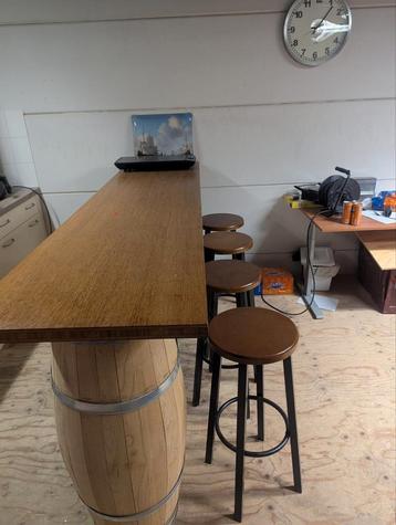 Barkrukken met bartafel beschikbaar voor biedingen