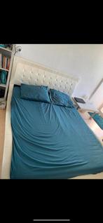 A king size bed with mattress, Huis en Inrichting, Slaapkamer | Waterbedden, Ophalen of Verzenden, Zo goed als nieuw