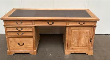 Teakhouten bureau met lederen blad beschikbaar voor biedingen